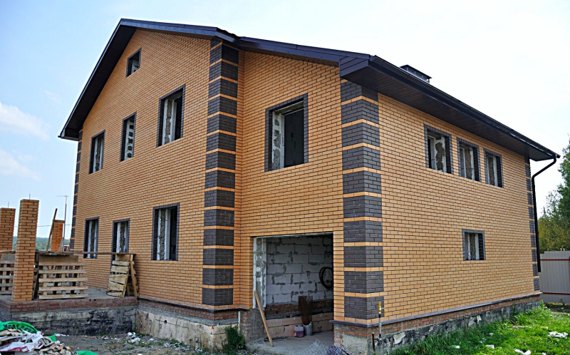 Дом из пеноблоков с кирпичным фасадом